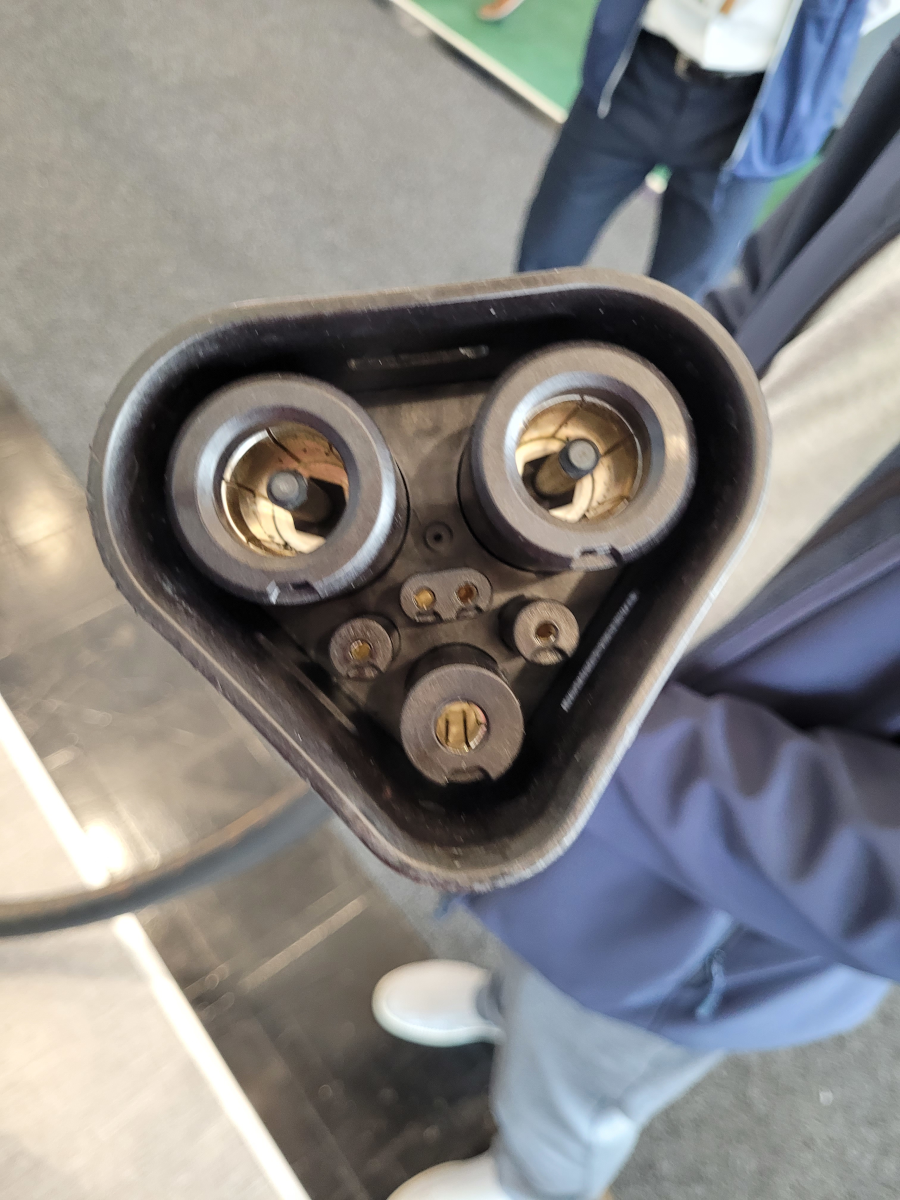 Stromtankstelle 1.44 MW 1440 kW MCS CCS LKW Ladesaeule Megawatt Charging System Truck charger