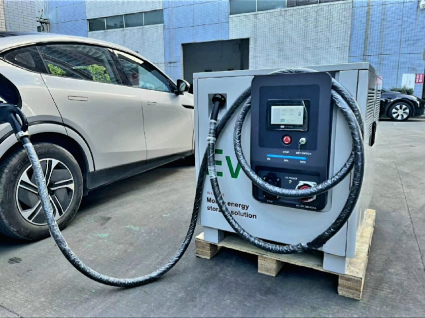 65kWh-60kW-Mobiler-DC-CCS-Schnelllader-mit-integriertem-Batteriespeicher